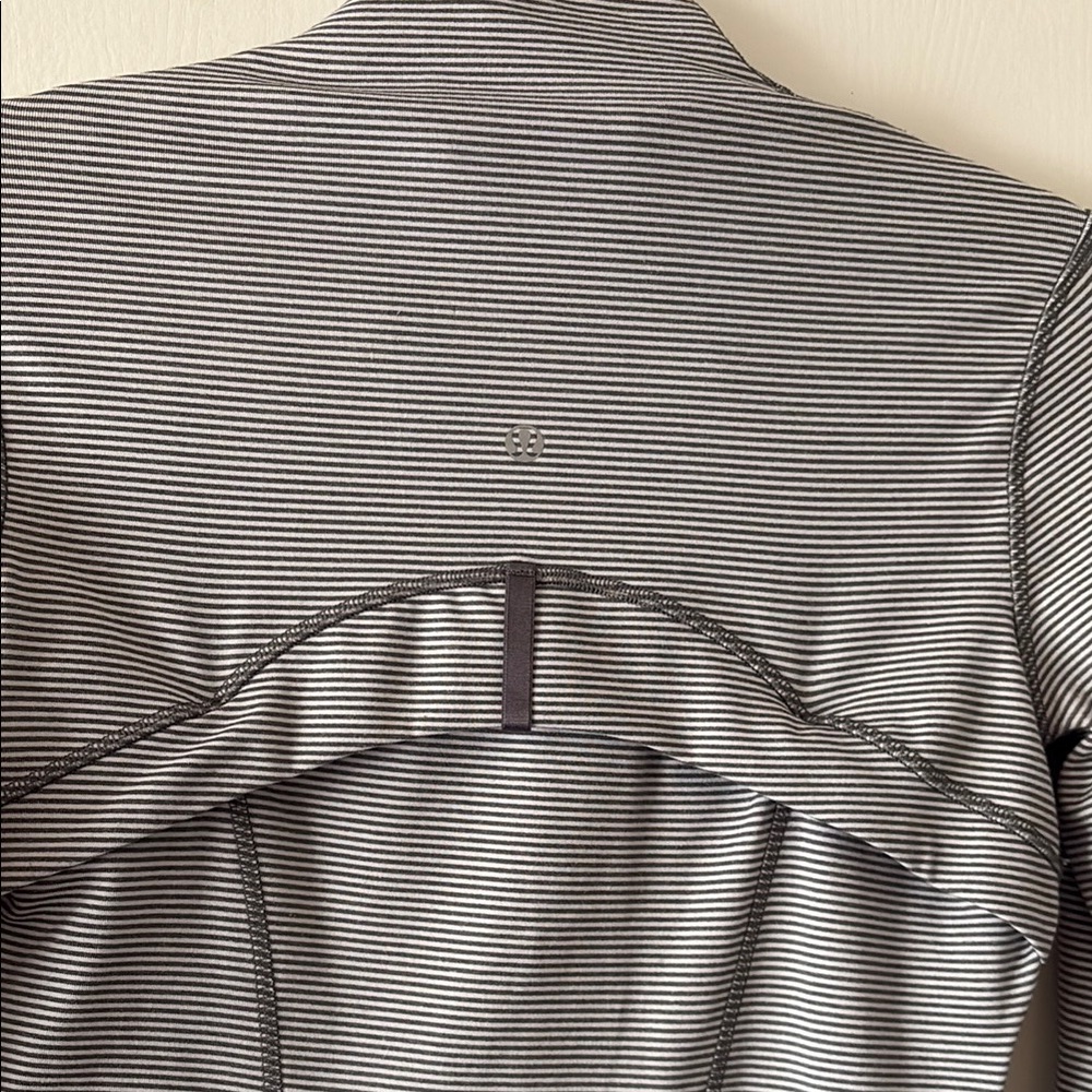 Lululemon Athletica Utility Jacket in Gray and White for Everyday Versatility - Picture 6 of 7
